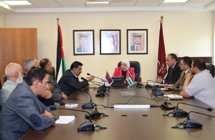 وزيرة النقل تلتقي ممثلين عن قطاعي التأجير السياحي والتاكسي