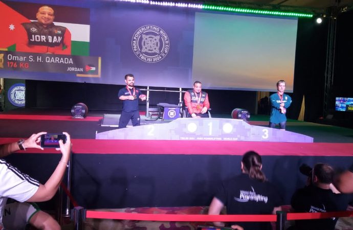 البطل الأردني عمر قرادة يتوج بالميدالية الذهبية في بطولة العالم لرفع الأثقال