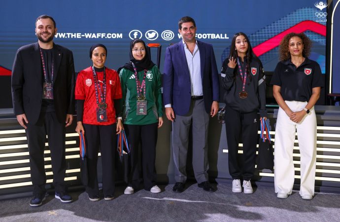 الأمير عمر بن فيصل يُتوج الفائزين في  بطولة غرب آسيا للكرة الإلكترونية