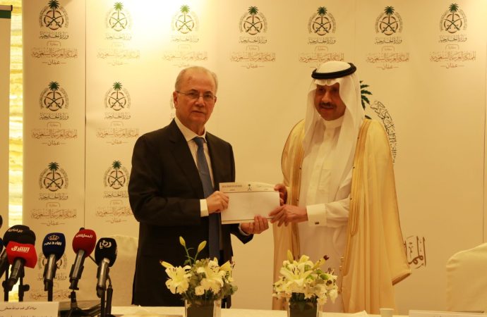 السفير السعودي يسلم رئيس الوزراء الفلسطيني دعما ماليا لمعالجة الوضع الإنساني بغزة