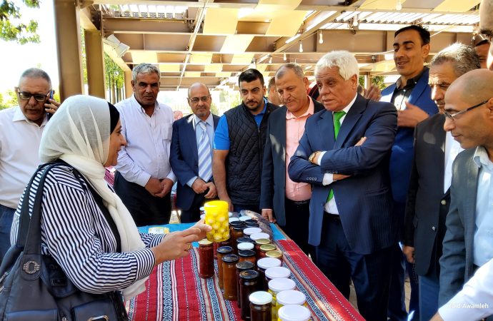 الحياري يفتتح معرض المنتجات الزراعية الموسمية في السلط