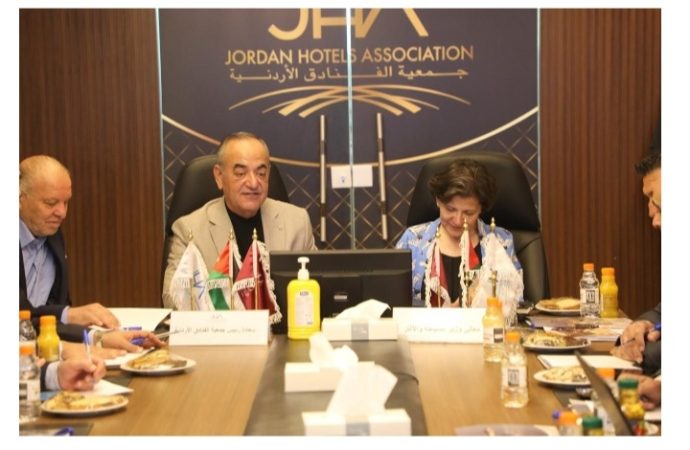وزارة السياحة وجمعية الفنادق تبحثان تحديات القطاع