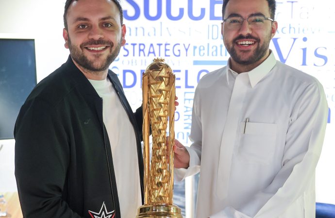 الأمير عمر بن فيصل يزور مقر فريق فالكونز السعودي