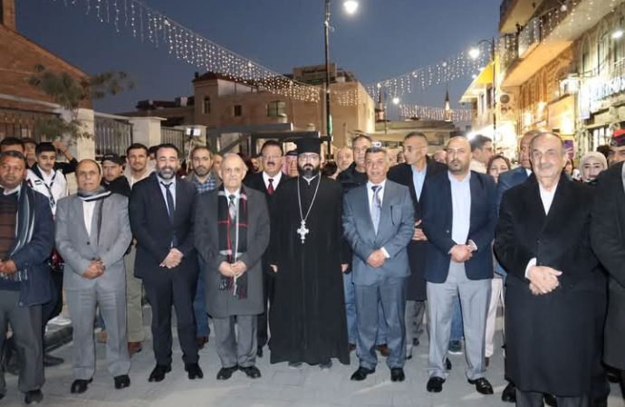 رئيس بلدية مادبا يضيء شجرة عيد الميلاد في ساحة السلام