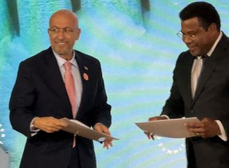 وزير المياه يوقع في قمة الرياض مذكرة تفاهم لمشروع الناقل الوطني