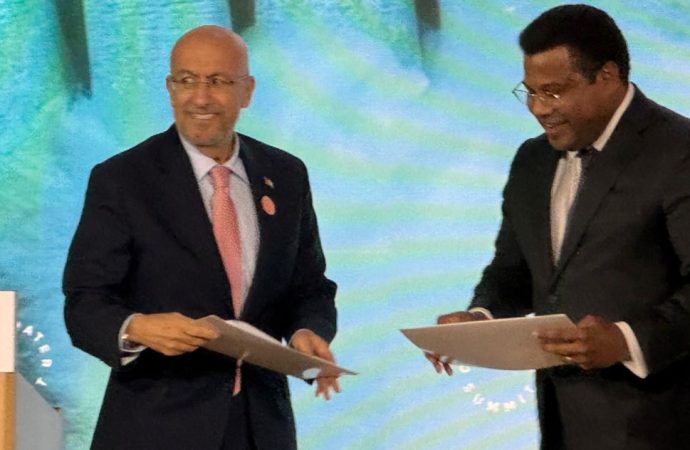 وزير المياه يوقع في قمة الرياض مذكرة تفاهم لمشروع الناقل الوطني