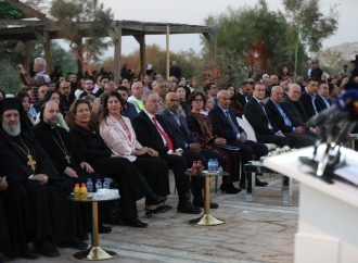 السياحة تضيء شجرة عيدالميلاد في موقع المغطس