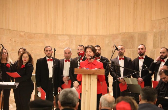 وزيرة السياحةتضيء شجرة عيد الميلاد في جبل نيبو بمادبا