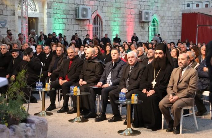 إضاءة شجرة عيد الميلاد في الحصن باربد