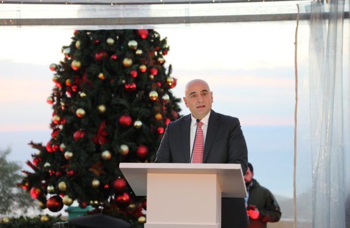 عربيات يرعى حفل إضاءة شجرة الميلاد في موقع مكاور الأثري