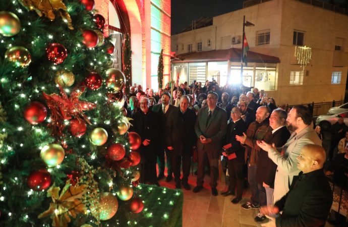 وزارة السياحة تضيء شجرة عيد الميلاد في كنيسة مار شربل بعمان