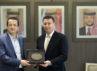 الصفدي يكرم البرفسور الحمادشة صاحب الإختراع العالمي بعلاج اعتلال عضلة القلب