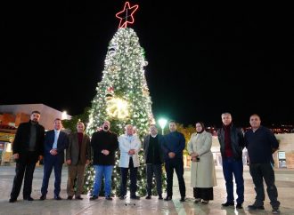 إضاءة شجرة عيد الميلاد في مركز زوار البترا