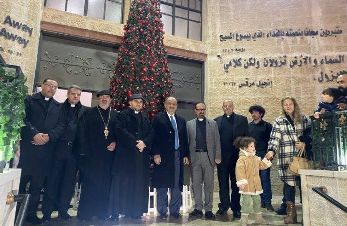 النائب عيسى نصار يضيء شجرة الميلاد في كنيسة الناصري الانجيلية بمادبا