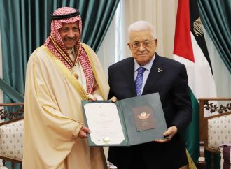 الرئيس الفلسطيني يقلد السفير السعودي غير المقيم لدى دولة فلسطين وسام نجمة القدس