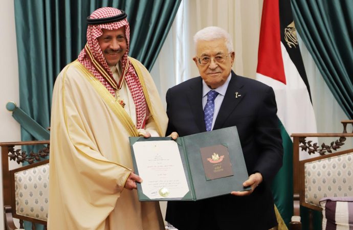 الرئيس الفلسطيني يقلد السفير السعودي غير المقيم لدى دولة فلسطين وسام نجمة القدس