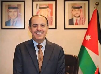 أسرة موظفي وزارة التعليم العالي تهنئ الدكتور الدبعي بالسلامة