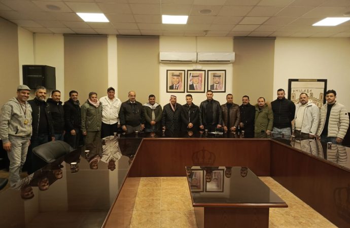 فريق مبادرة فزعة وطن يبحث الاستعدادات في دار محافظة مادبا