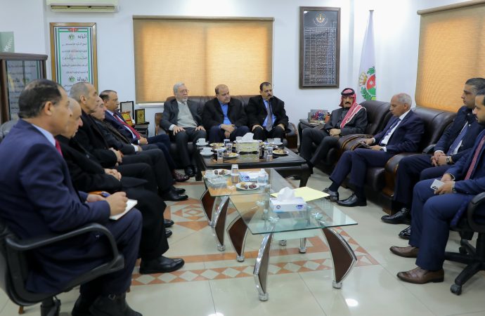 أعيان يطلعون على خدمات “المتقاعدين العسكريين” ويؤكدون دعمها