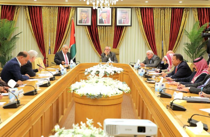 “خدمات الأعيان” تبحث تحديات قطاع النقل العام