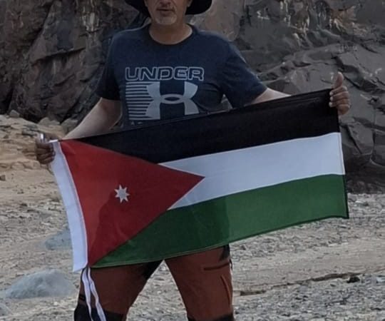 العرجان يروج للسياحة بقطع درب البدو سيناء سيرًا على الأقدام