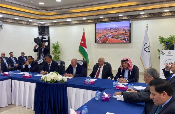 الفايز خلال لقائه فعاليات مادبا يؤكد قدرة الأردن على تجاوز التحديات السياسية والأمنية