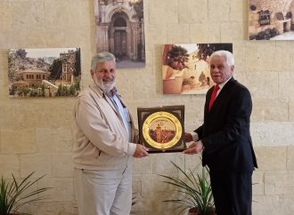 بلدية السلط تكرم باسم قاقيش مالك أحد الابنيه التراثية داخل المدينة