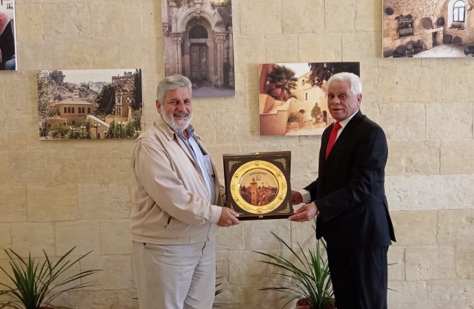 بلدية السلط تكرم باسم قاقيش مالك أحد الابنيه التراثية داخل المدينة