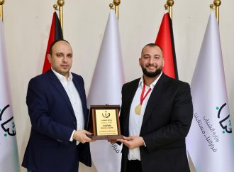 وزير الشباب يكرم أحمد هندي لفوزه بذهبية في بطولة المغرب الدولية البارالمبية