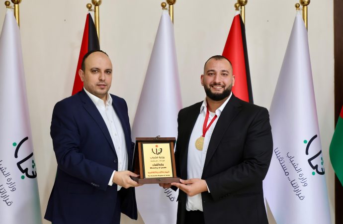 وزير الشباب يكرم أحمد هندي لفوزه بذهبية في بطولة المغرب الدولية البارالمبية