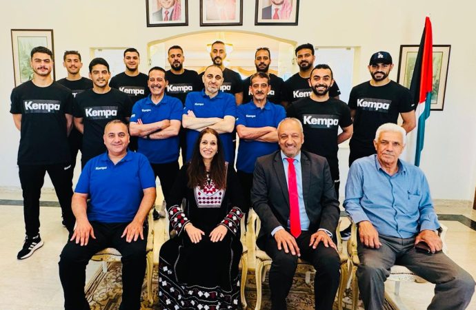 السفيرة النعيمات  تكرم وفد المنتخب الاردني لكرة اليد الشاطئية للرجال