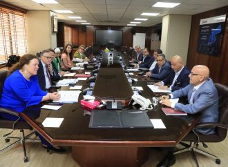 وزير المياه يستعرض مع مندوبة وزير التعاون الدولي الهولندي التحديات المائية والمشاريع المشتركة
