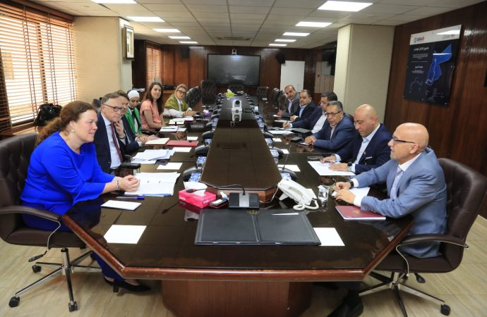 وزير المياه يستعرض مع مندوبة وزير التعاون الدولي الهولندي التحديات المائية والمشاريع المشتركة