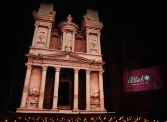 إضاءة خزنة البترا بألوان العلم الأردني احتفاءً بعيد الاستقلال التاسع والسبعين