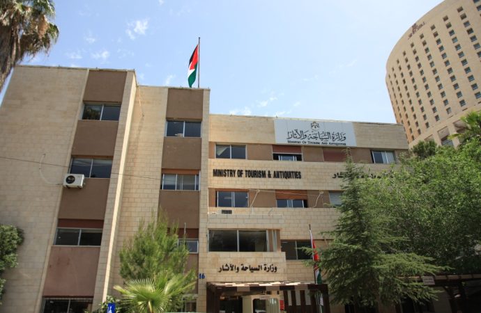 وزارة السياحة والآثار تطلق آلية تواصل مع السياح المتأثرين بالأحداث الإقليمية