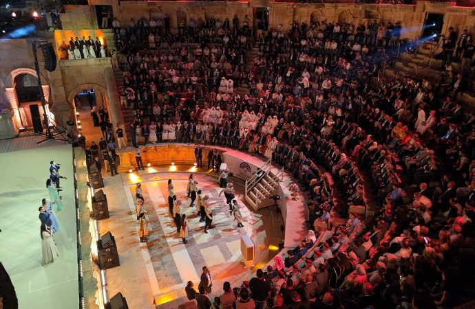 أيمن سماوي يهندس مشهد الافتتاح في جرش بطريقة مبتكرة.. وسماء المدينة تتوهج بالدرون