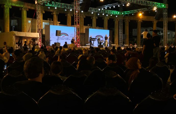 ” الساحة الرئيسية”تتزين بالتراث الاردني والمصري بتوليفة فنية مميزة.