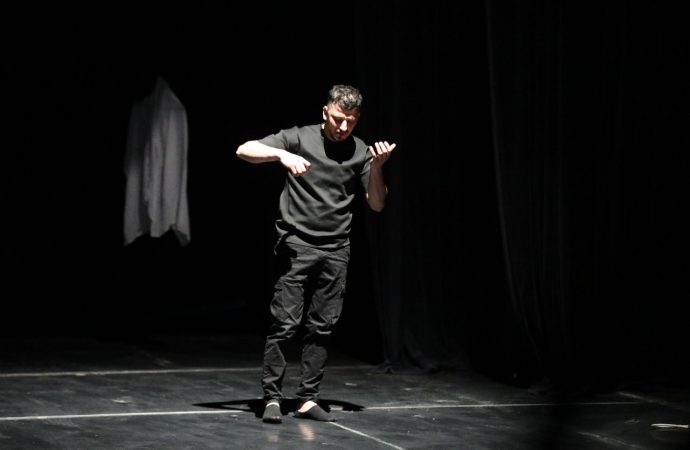 مونودراما “هبوط مؤقت”.. شهادة مسرحية على وجع وواقع الأسرى