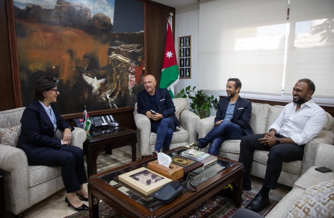 وزيرة السياحة والآثار تلتقي ممثلي ومنظمي ماراثون الرمال العالمي