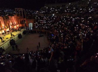 المدرج الجنوبي يتحول إلى سماءٍ من نجوم