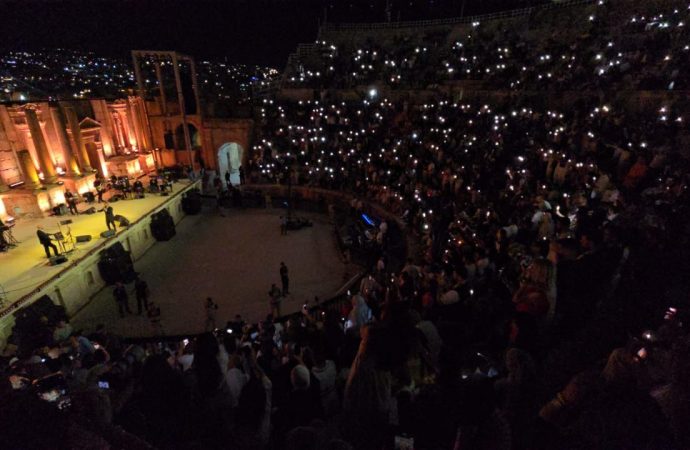 المدرج الجنوبي يتحول إلى سماءٍ من نجوم