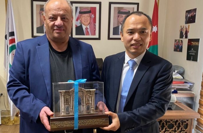 مدير مهرجان جرش يلتقي المستشار الثقافي في السفارة الصينية في عمان