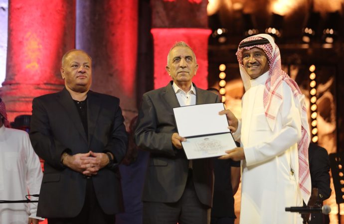 المطرب السعودي خالد عبد الرحمن يضيء المسرح الجنوبي بإبداعاته في”جرش39″