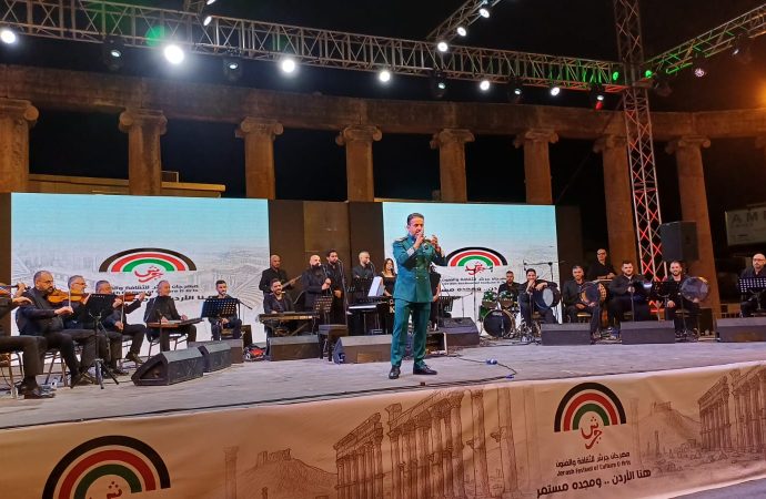 مسرح الساحة الرئيسة يحتفي بموسيقى الشرق والغرب بجرش39