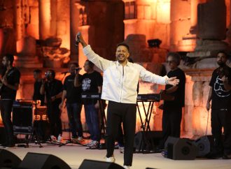محمد حماقي وليلة غناء مصرية مميزة على المسرح الجنوبي في جرش