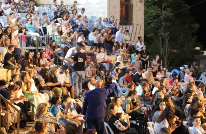 جمهور مهرجان الفحيص يعيش الطرب مع فرقة تكات السورية وباسل جريسات