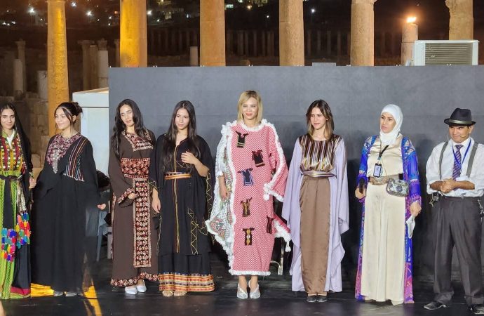 بني ياسين يكرم فنانين تشكيليين شاركوا في مهرجان جرش