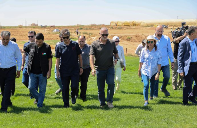 وزير الشباب يتفقد مشروع المستنبت الزراعي في زيزيا