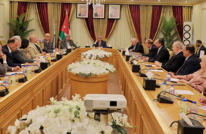 “عمل الأعيان” تبحث استراتيجيات وسياسات الضمان الاجتماعي