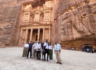 البترا تستقبل أشقاء أسطورة موسيقى البوب مايكل جاكسون